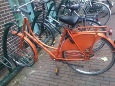 rotes fahrrad - Fietsende Nederlanders – Radfahrende Niederländer