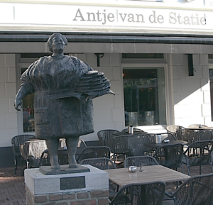 Statue "Antje van de Statie" in Weert